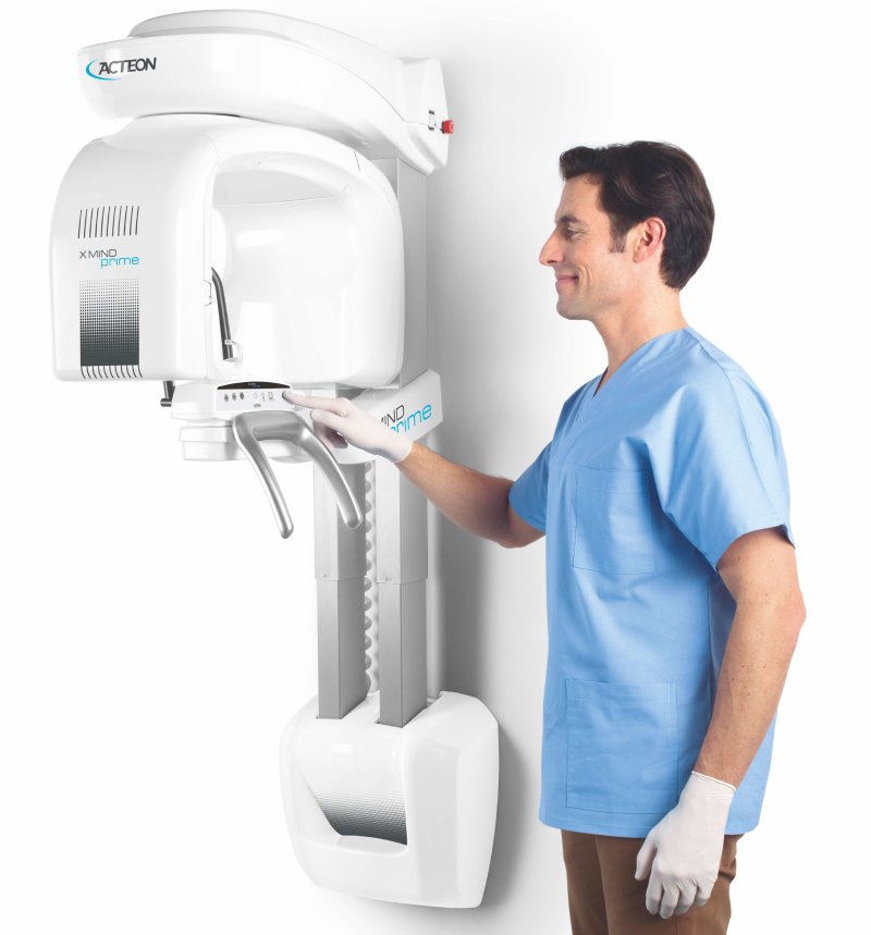 Dentist standing near CBCT Scanner - X-Mind Prime